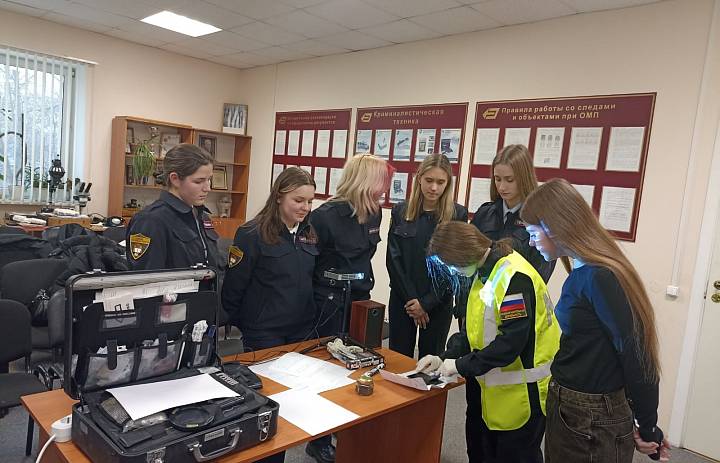 Познакомились с работой криминалистов