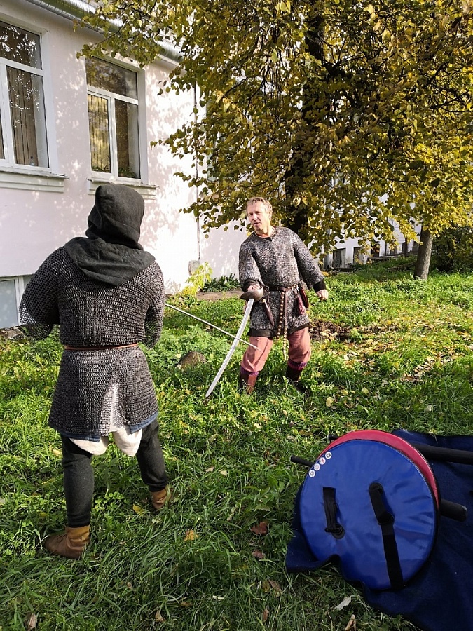 «Почему во дворе?»