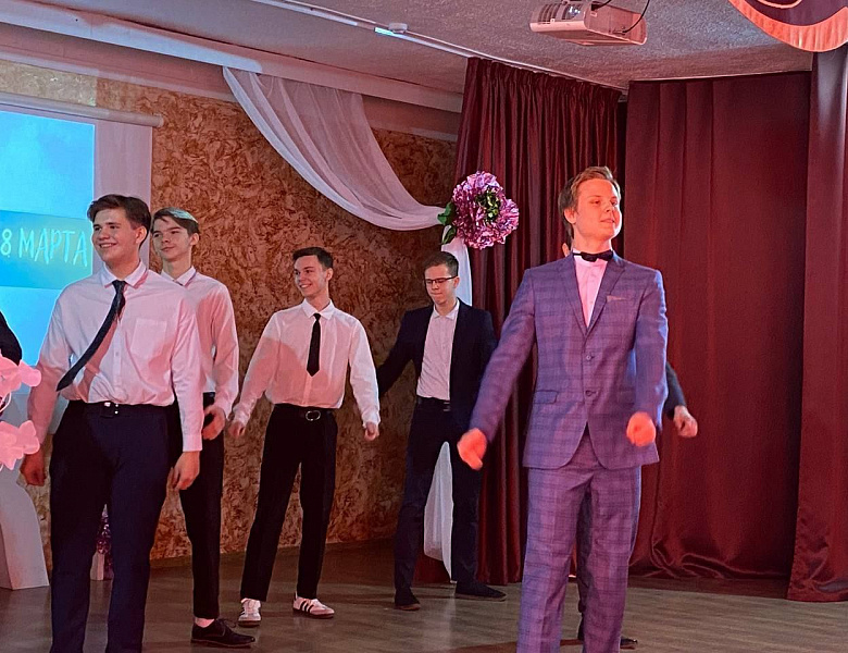 Праздничная программа от юношей