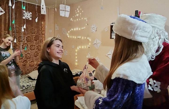 Атмосферу праздника в общежитии ПКТ