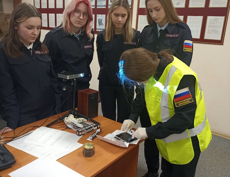 Познакомились с работой криминалистов