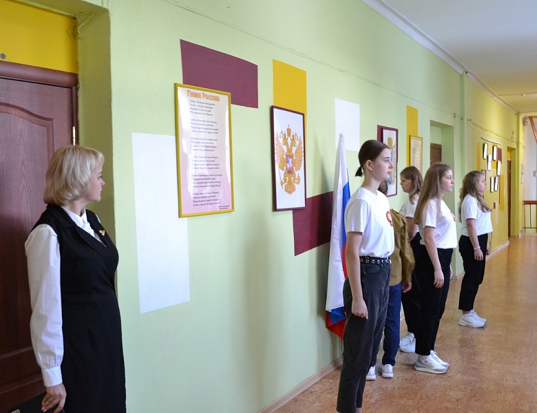 Церемониал выноса и установки государственного флага
