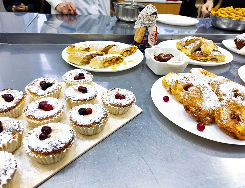 Кондитерские изделия с яблоками