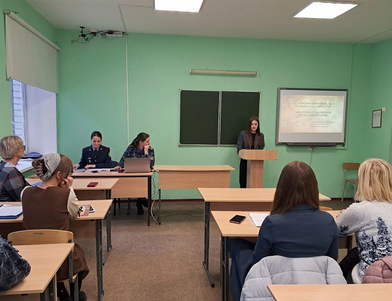 Нет в России семьи такой, где б не памятен был свой герой...