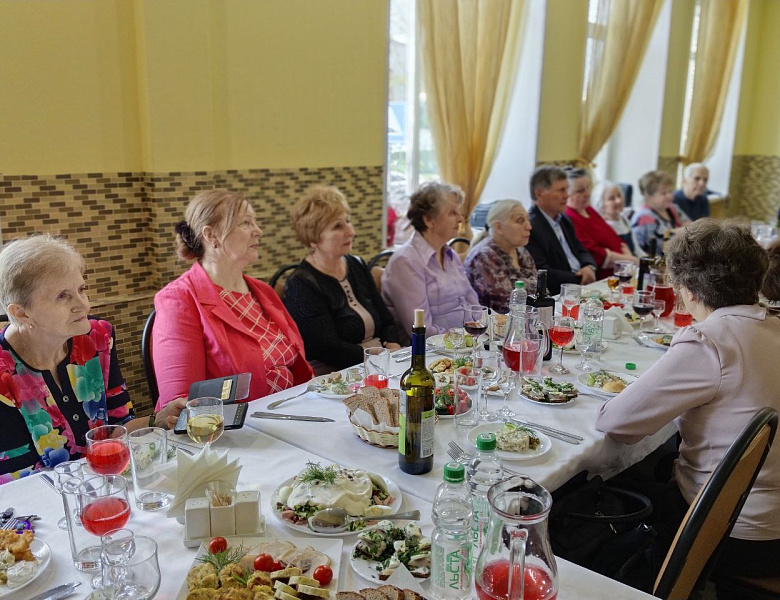 Встретились добрые товарищи..