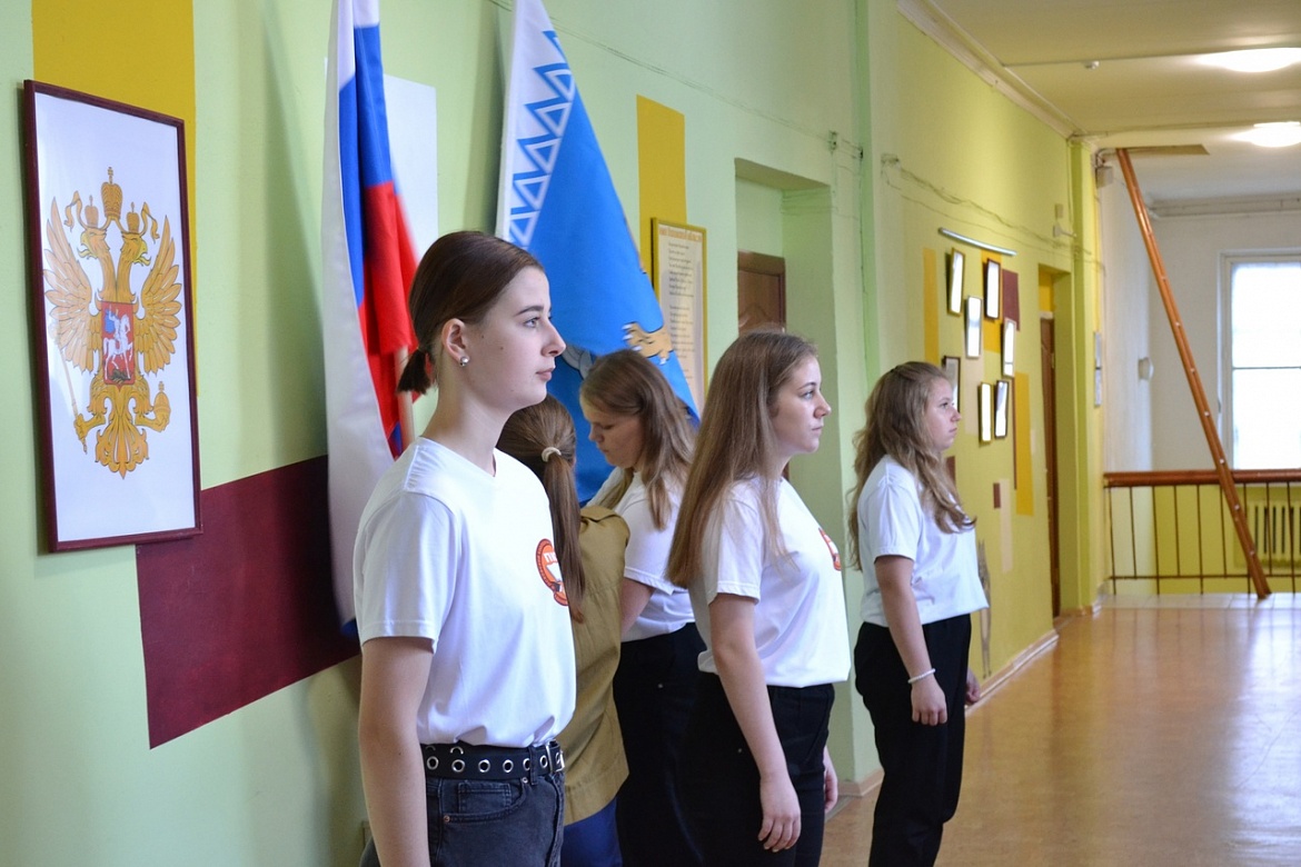 Церемониал выноса и установки государственного флага