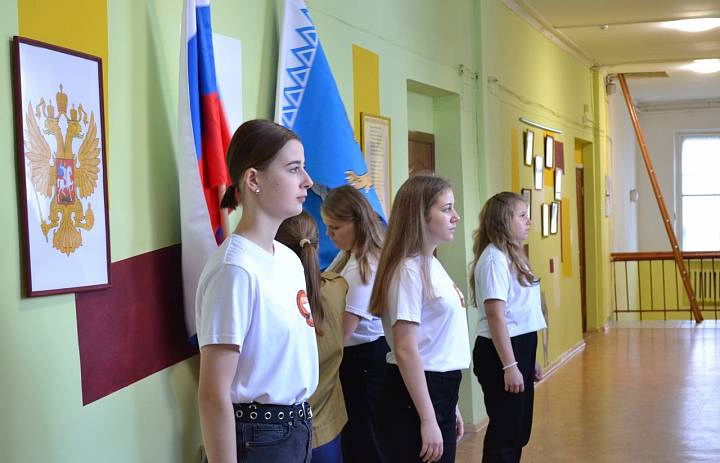 Церемониал выноса и установки государственного флага