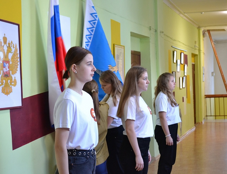 Церемониал выноса и установки государственного флага