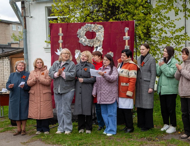  "Этих дней на смолкнет слава"