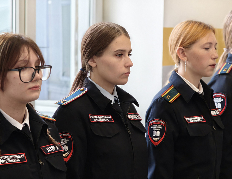  Начало недели по традиции: флаги, гимн, важные новости